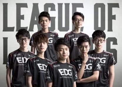 在足球界中 在足球界中